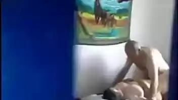 Pareja amateur con cámara espía