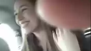 Novia da mamada en el auto y se los traga