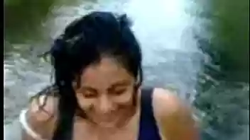 Cogiendo en el río con una amiga