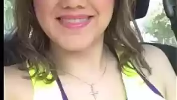 Hermosa amiga mamando verga en el auto