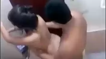 Colegiala cogiendo en el baño